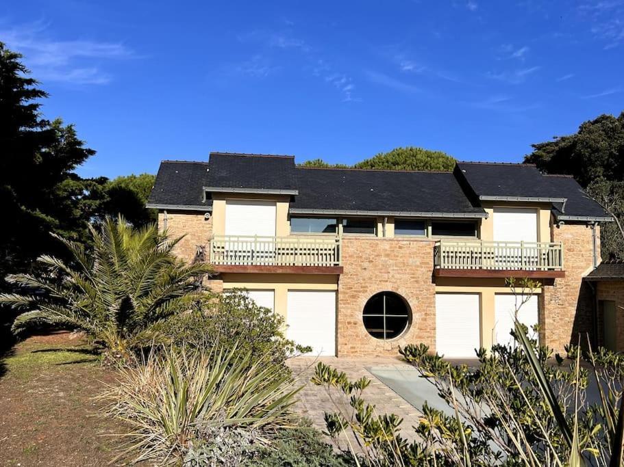 En Bord De 8 Personnes, A Cote Du Chateau Des Tourelles, Piscine D'eau De